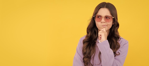 Niño pensativo con cabello rizado en gafas de sol belleza y moda modelo de moda femenina Cara de niño