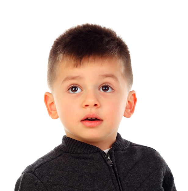 Niño pensativo con el pelo corto