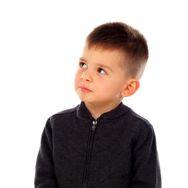 Niño pensativo con el pelo corto