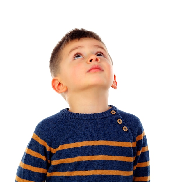 Niño pensativo con el pelo corto