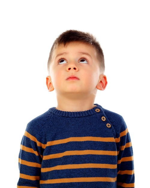 Niño pensativo con el pelo corto