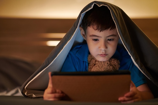 Niño pensativo viendo dibujos animados