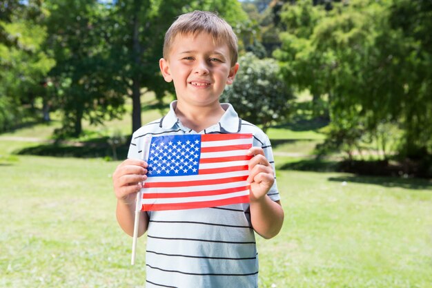 Niño pequeño, agitar, bandera americana