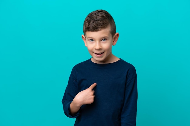 Niño pequeño aislado de fondo azul con expresión facial sorpresa