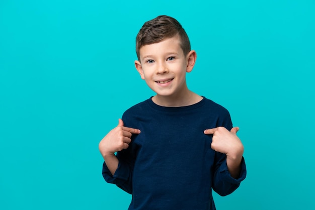 Niño pequeño aislado de fondo azul con expresión facial sorpresa