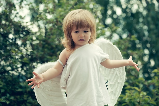 Niño pequeño en alas de ángel