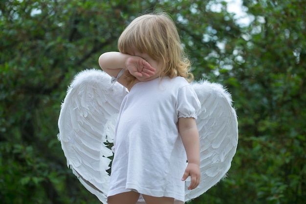 Niño pequeño en alas de ángel