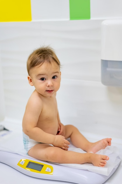 Niño pequeño alegre smilling Lindo niño pequeño sentado