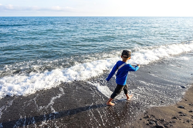 Un niño pequeño en la bahía de Veselovskaya Riviera de Crimea cerca de Sudak Crimea Rusia 2021
