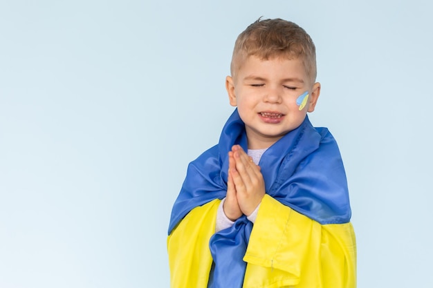 Niño pequeño con la bandera de Ucrania