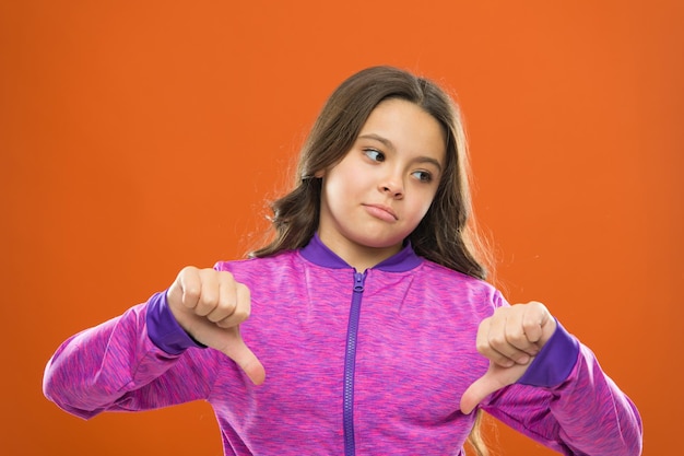 Niño pequeño bebé infeliz. Conozca a sus hijos por lo que les gusta y lo que no les gusta. Razones por las que a los niños no les gusta. Maneras en que los padres pueden cambiar los gustos y disgustos de sus hijos. Niña pequeña cara triste no le gusta algo.