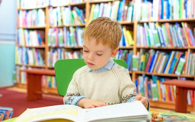 Foto un niño pequeño en la biblioteca