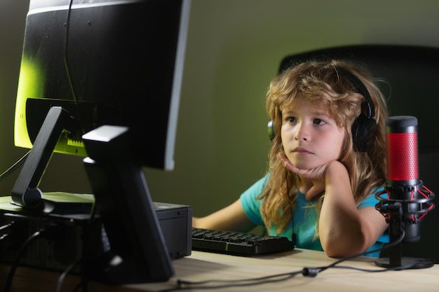 Niño pequeño blogger niño niño grabando un podcast en un retrato de computadora de un niño lindo mientras escribe en