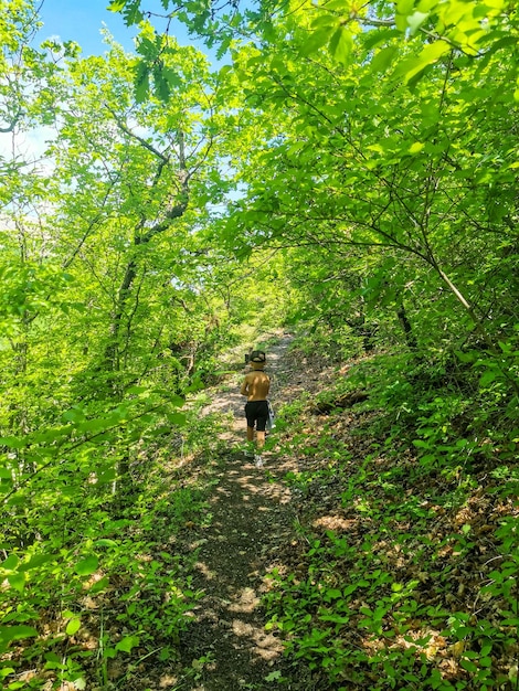 Un niño pequeño en el bosque cerca de la ciudad cueva de TepeKermen Crimea Rusia 2021