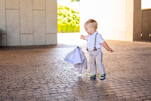 Niño pequeño en un buen traje