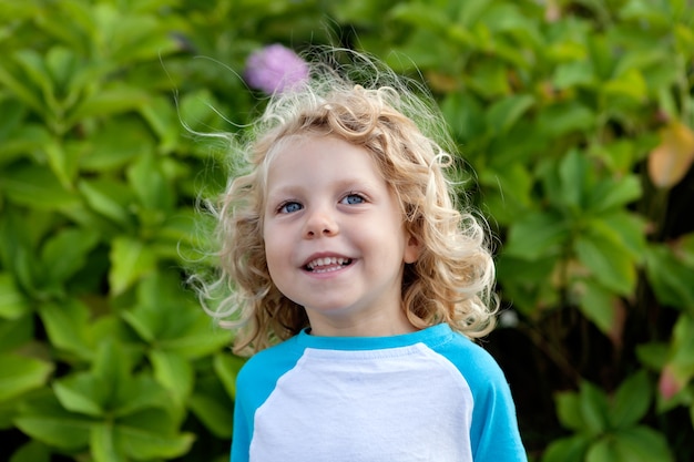 Niño pequeño con cabello largo y rubio