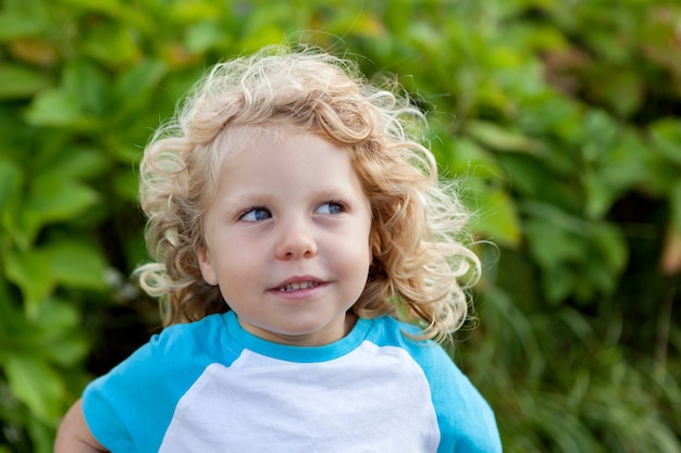 Niño pequeño con cabello largo y rubio