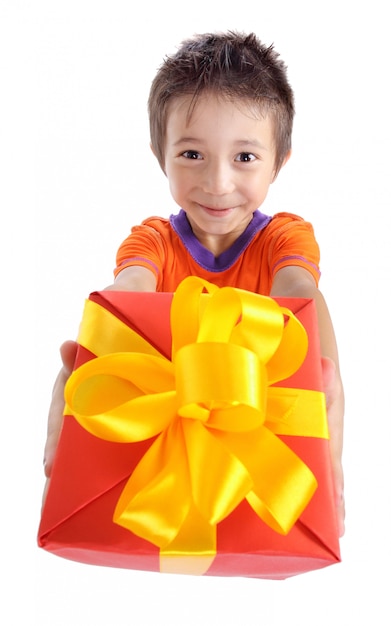 Niño pequeño con caja actual