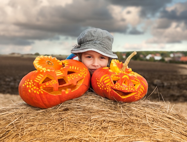 Niño pequeño con calabazas de halloween