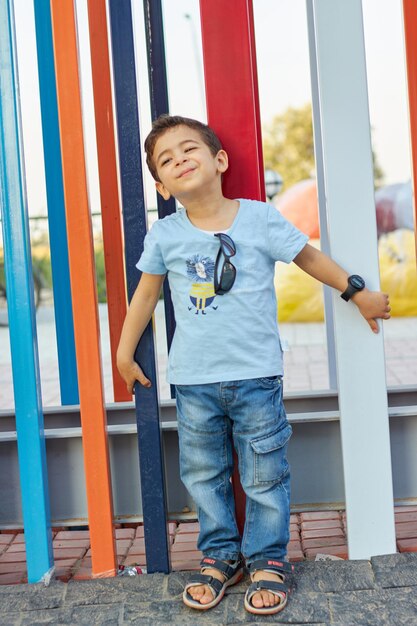 Un niño pequeño con una camisa azul que dice koala.