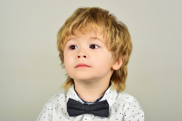 Niño pequeño en camisa blanca de cerca retrato niño pequeño de moda en camisa ropa infantil niño