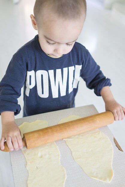 Niño pequeño en casa haciendo comida