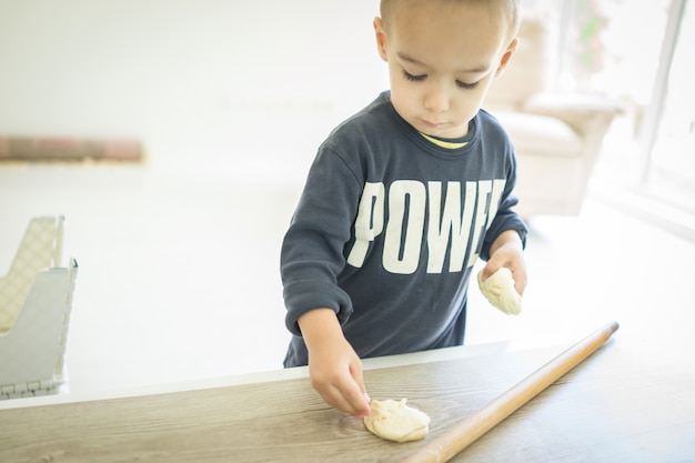 Niño pequeño en casa haciendo comida