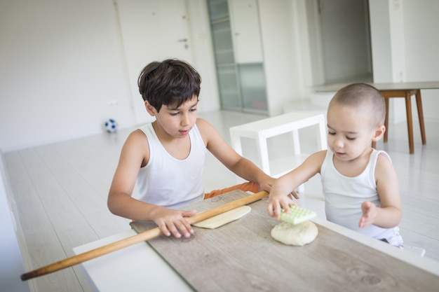 Niño pequeño en casa haciendo comida