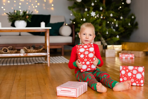 niño pequeño en casa en navidad