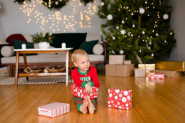 niño pequeño en casa en navidad