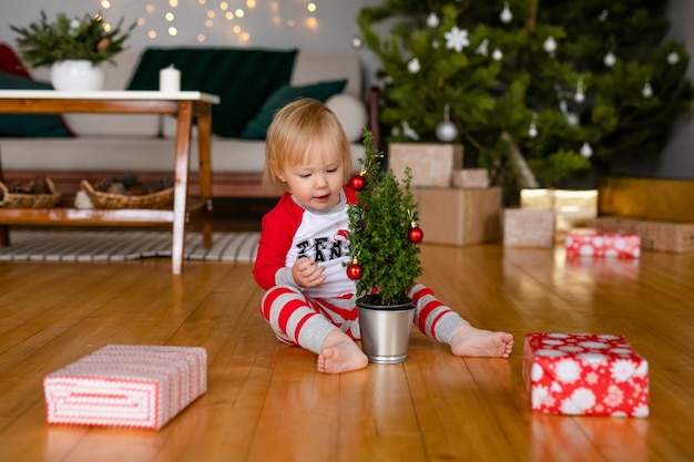 niño pequeño en casa en navidad