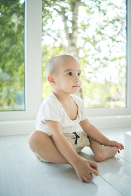 Niño pequeño en casa