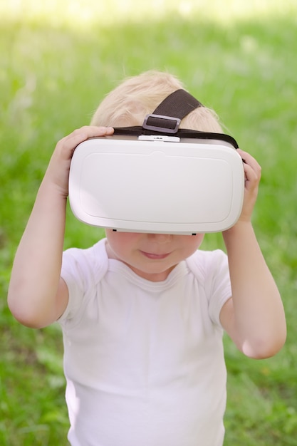 Niño pequeño en un casco de realidad virtual