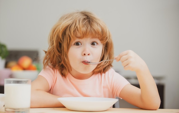 Niño pequeño caucásico niño comiendo sopa saludable en la cocina nutrición saludable para niños niño nutr