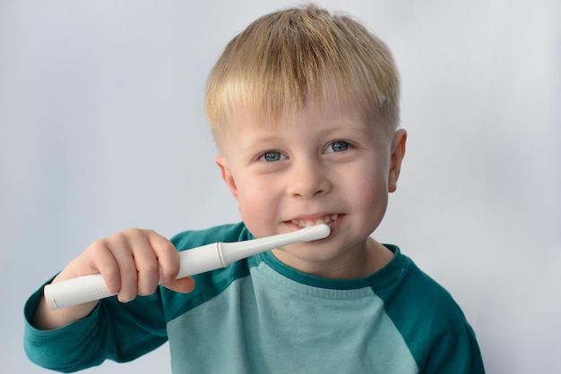 niño pequeño cepillándose los dientes