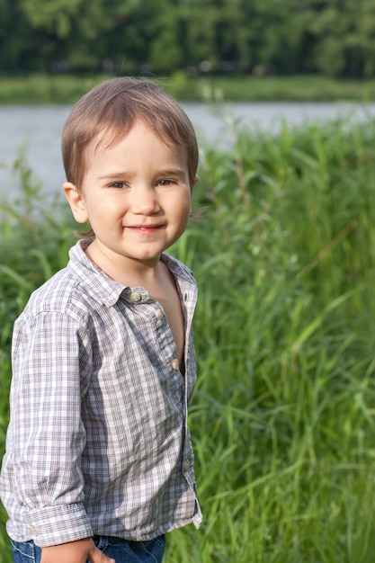 Niño pequeño cerca del río