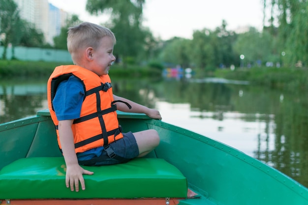 Un niño pequeño en un chaleco salvavidas en un bote