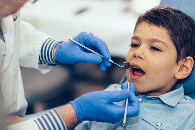 Niño pequeño en el chequeo dental regular