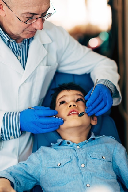 Niño pequeño en el chequeo dental regular