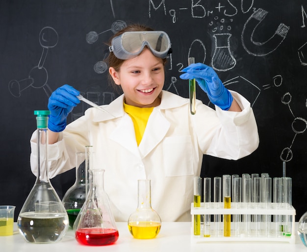 Niño pequeño en clase de química en laboratorio