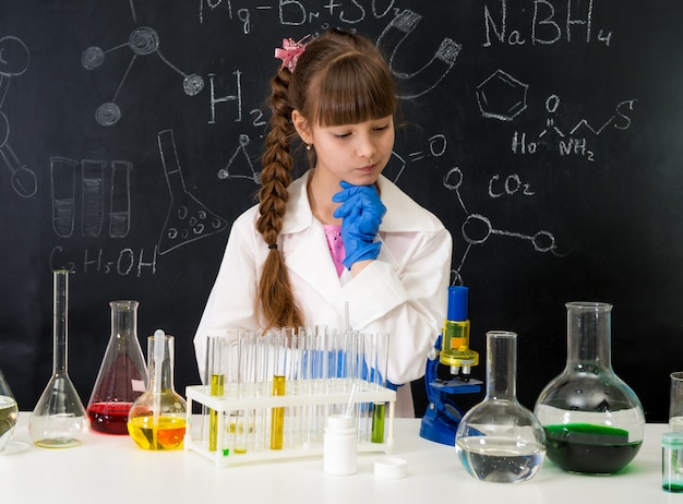 Niño pequeño en clase de química en laboratorio