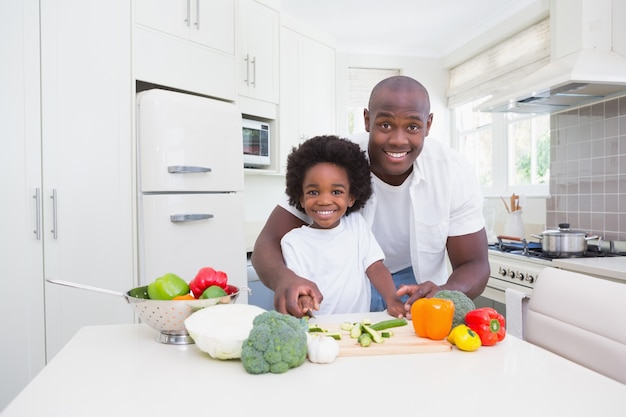 Niño pequeño cocinando con su padre