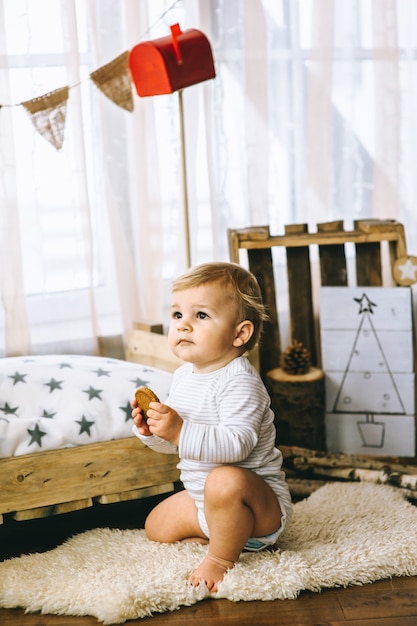 niño pequeño comiendo galletas con leche