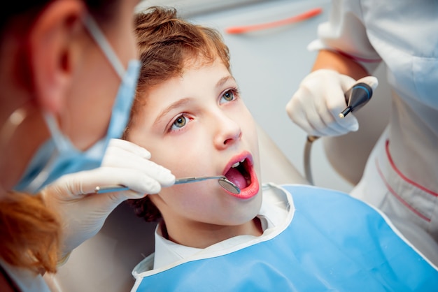 Niño pequeño en el consultorio dental.