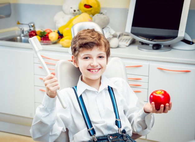 Niño pequeño en el consultorio dental.