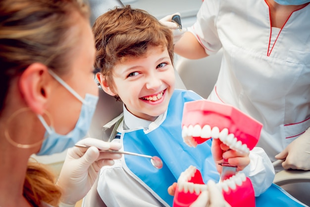 Niño pequeño en el consultorio dental.