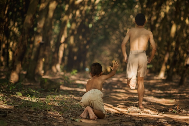 Foto niño pequeño corriendo por ayuda con su hermano corriendo