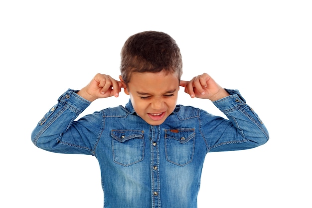 Niño pequeño cubriendo sus orejas