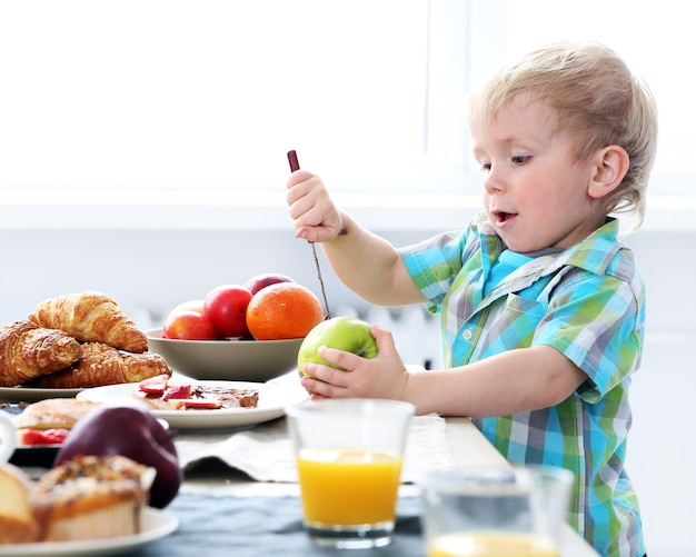 Niño pequeño con cuchillo