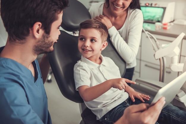 niño pequeño en el dentista